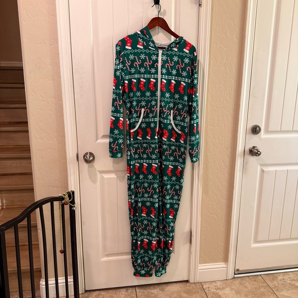 Ekouaer Other - Ekouaer Women’s Green Holiday Hooded One-Piece Pajama Romper with Stocking Print